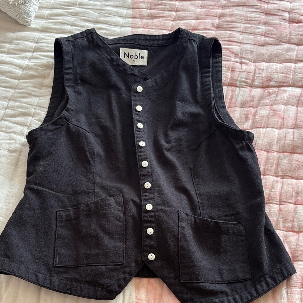 Noble Black Button-Front Sleeveless Vest